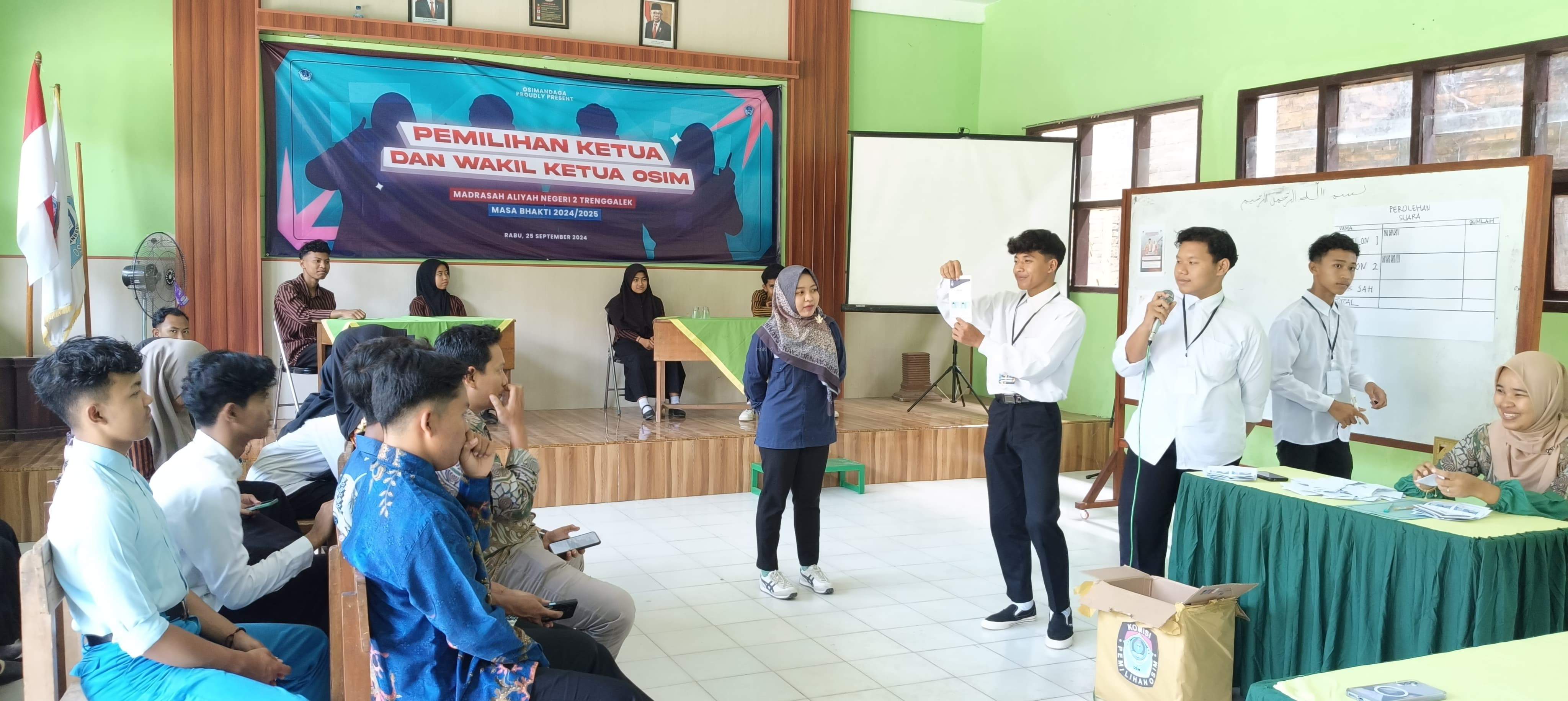 Diawasi Langsung Oleh Anggota KPU Kecamatan,  Rekapitulasi Perhitungan Hasil Suara Pemilihan Ketua Dan Wakil Ketua Osim MAN 2 Trengalek Berjalan Lancar